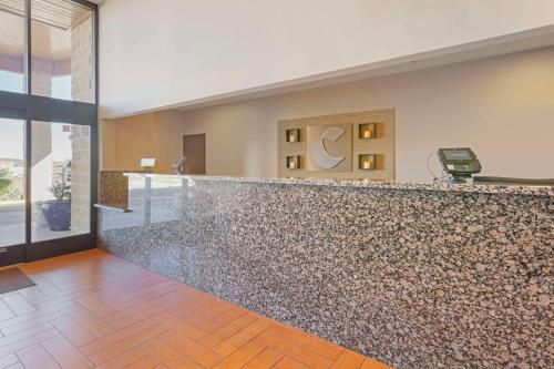 a stone bar in a lobby with a counter at Comfort Inn Near Grand Canyon in Williams