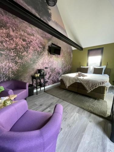 sypialnia z łóżkiem i fioletową ścianą w obiekcie Domestico Bed & Breakfast w mieście Lage Mierde