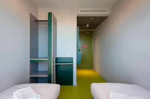 a hospital corridor with a bed and a room at Clink i Lár in Dublin