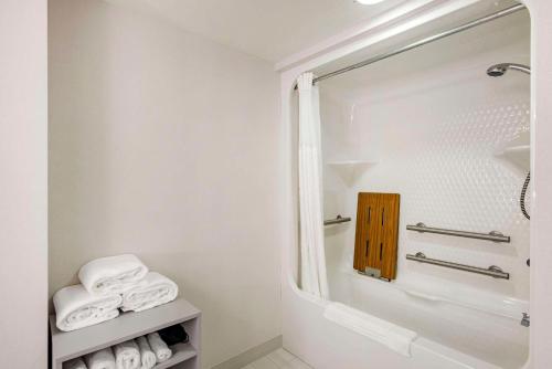 y baño con bañera, ducha y toallas. en Comfort Suites Ocean City West en Ocean City