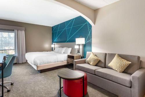 une chambre d'hôtel avec un lit et un canapé dans l'établissement Comfort Suites Ocean City West, à Ocean City