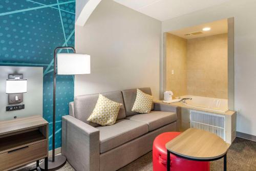 Ein Sitzbereich in der Unterkunft Comfort Suites Ocean City West