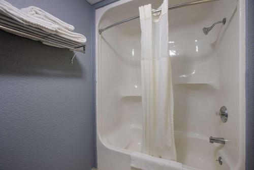 Bagno di Quality Inn & Suites Big Rapids near University