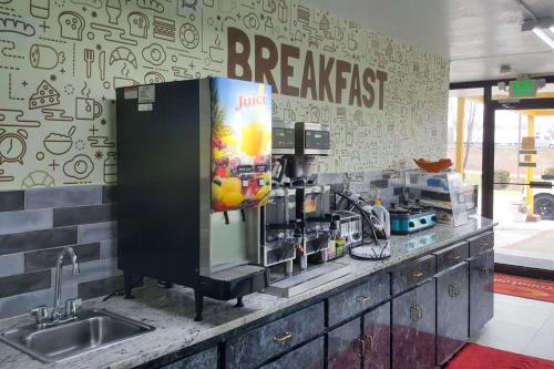 a kitchen with a counter with a coffee machine at Econo Lodge Oak Grove-Blue Springs in Oak Grove