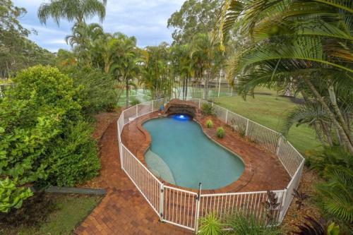 una vista aérea de una piscina en un jardín en Luxury and cosy family retreat, 
