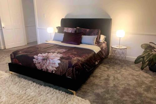 מיטה או מיטות בחדר ב-Luxury and cosy family retreat