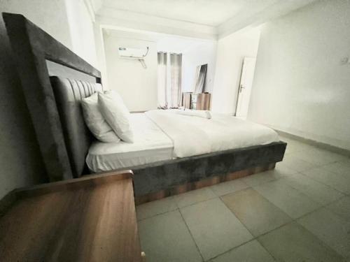 Una cama o camas en una habitación de Résidence de la providence appart Hotel -ODZA