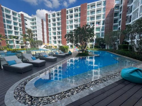 una piscina en medio de un edificio en The One Chiang Mai Condo, en Chiang Mai