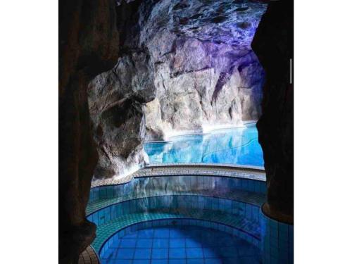 uma piscina numa caverna com uma parede de pedra em Enoshima Beach - Vacation STAY 07420v em Fujisawa