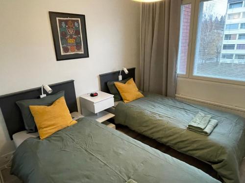 1 Schlafzimmer mit 2 Betten und einem Fenster in der Unterkunft Havi Apartment in Riihimäki