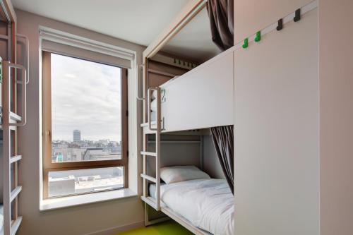 a bunk bed in a room with a window at Clink i Lár in Dublin