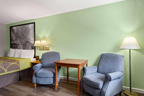Posezení v ubytování Super 8 by Wyndham Branson - Shepherd of the Hills Exwy