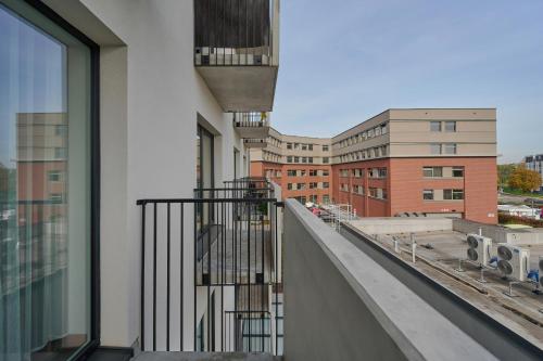 een balkon met uitzicht op een gebouw bij Rent like home - Spacious Studio with Balcony Słonimskiego 2 in Wrocław