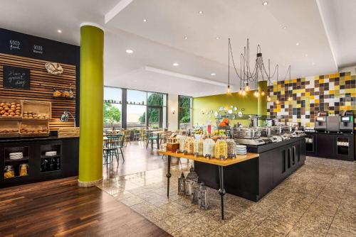Kuchyň nebo kuchyňský kout v ubytování Vienna House Easy by Wyndham Wuppertal