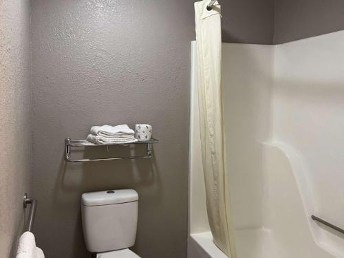 ein kleines Bad mit einem WC und einer Dusche in der Unterkunft Motel 6 Hurricane, WV in Hurricane