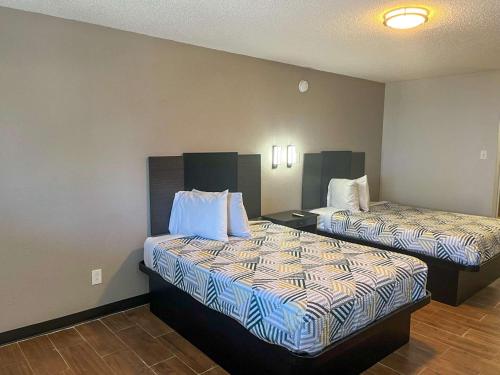 ein Hotelzimmer mit 2 Betten in einem Zimmer in der Unterkunft Motel 6 Hurricane, WV in Hurricane