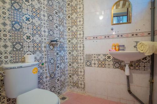 La salle de bains est pourvue de toilettes et d'un lavabo. dans l'établissement Riad Chilling, à Fès