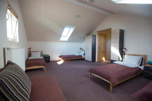 KoplyčninkaiにあるAurora housesの部屋にベッドが2つある寝室