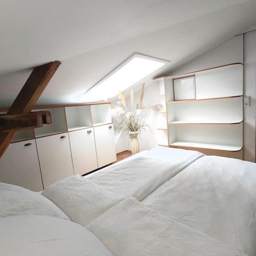 1 dormitorio con 1 cama blanca grande y tragaluz en 51 m² zum Ausruhen und Entspannen im Grünen, 