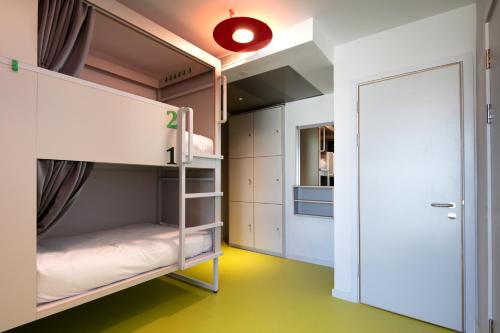 a room with bunk beds and a red light at Clink i Lár in Dublin