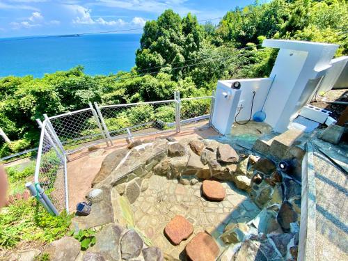 an outdoor bathroom with a view of the ocean at 露天風呂オーシャンビューBlue Ocean IZU in Ajiro