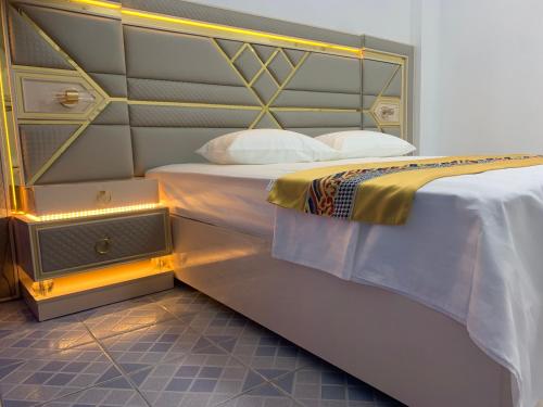 Кровать или кровати в номере Ontrack Travel - room