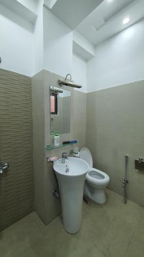 Citi Hotel Apartments في Jhelum: حمام مع حوض ومرحاض