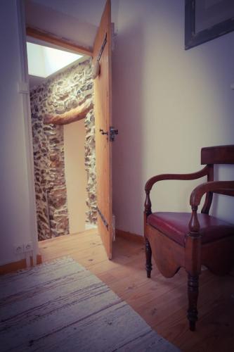 Photo de la galerie de l'établissement Le Cottage de Sainte Valière (Jacuzzi et terrasse ), à Sainte-Vallière