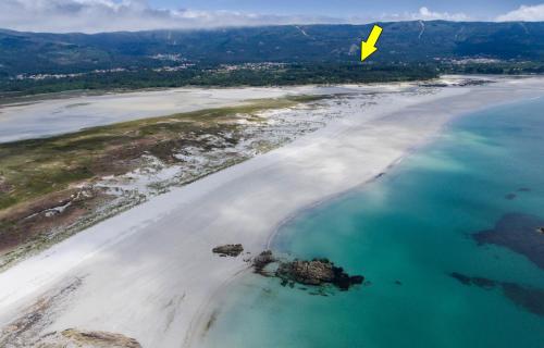 an aerial view of a beach with a yellow arrow at Casa Menora Playa de Carnota in Carnota