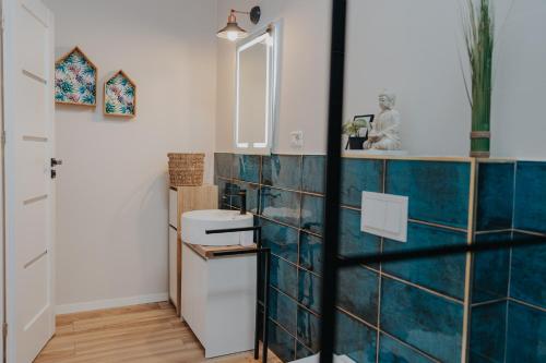 IoanaGuestHouse في توردا: حمام به بلاط ازرق على الحائط
