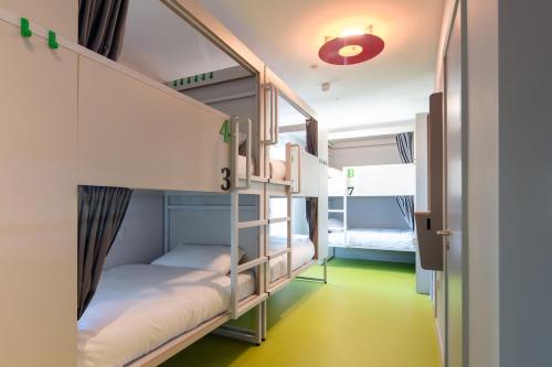 Cette chambre dispose de lits superposés et de 2 lits superposés. dans l'établissement Clink i Lár, à Dublin