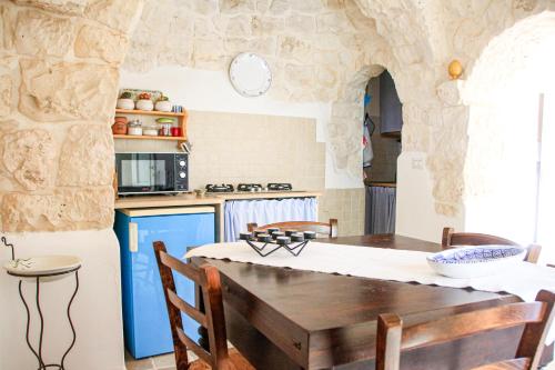 - une cuisine avec une table en bois dans une chambre dans l'établissement Trullo Dany, à Locorotondo