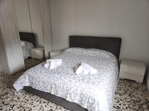 um quarto com uma cama com duas almofadas em NIKI HOME em Podenzano