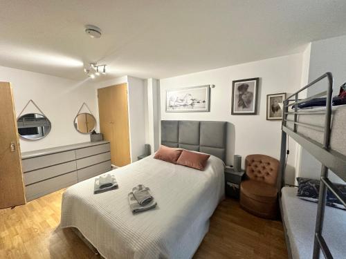 ロンドンにあるLondon Bridge apartmentのベッドルーム1室(ベッド1台、二段ベッド1組付)