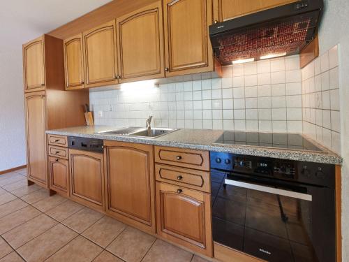 Η κουζίνα ή μικρή κουζίνα στο Apartment Sérandes-4 by Interhome