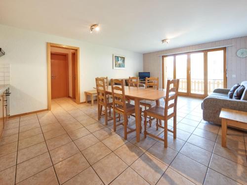 eine Küche und ein Esszimmer mit einem Tisch und Stühlen in der Unterkunft Apartment Sérandes-4 by Interhome in Les Collons