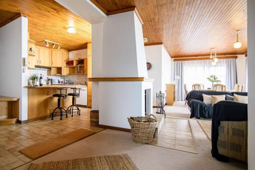 een woonkamer met een keuken en een eetkamer bij Ocean Wave No.1 Self Catering in Swakopmund