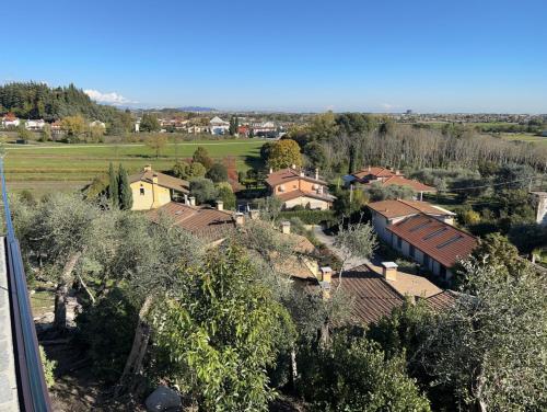 a view of a village with houses and trees at Nuovo B&B Colline San Benedetto in Marostica