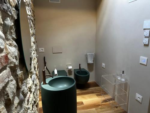 a bathroom with a sink and a bath tub at Nuovo B&B Colline San Benedetto in Marostica