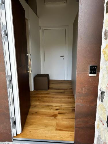 a hallway leading to a room with a door at Nuovo B&B Colline San Benedetto in Marostica