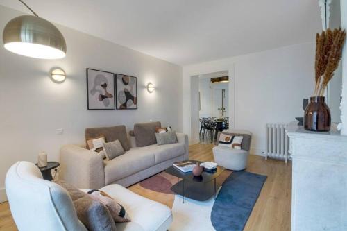 un salon avec un canapé et une table dans l'établissement AmazingApartment #GalleriesLafayette #Madeleine#AC, à Paris