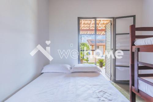 - une chambre avec un lit et une fenêtre dans l'établissement Casa em Pinhalzinho com piscina e churrasqueira, à Pinhalzinho