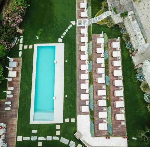 an overhead view of a pool in a yard at Relais Forte Benedek Wine & SPA - Adults Only in Pastrengo