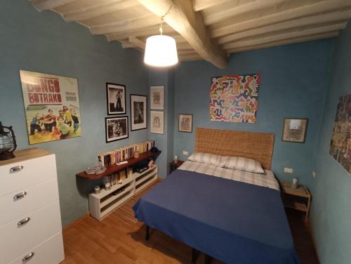 佛羅倫斯的住宿－La Vecchia Firenze，一间卧室设有一张床和蓝色的墙壁