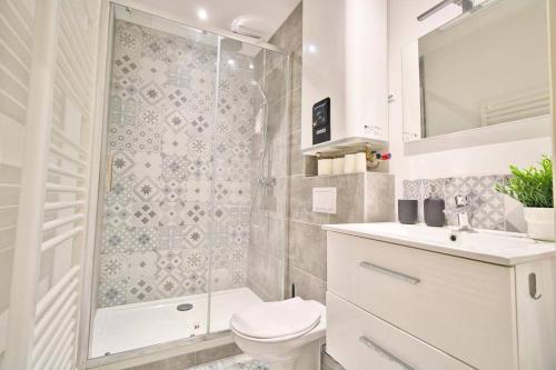 uma casa de banho com um chuveiro, um WC e um lavatório. em *T2*Terrasse*Calme*Centre-Ville*Gare*Commerce* em Toulouse