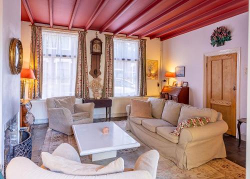 a living room with couches and a table at Ruime woning in het centrum van Domburg in Domburg