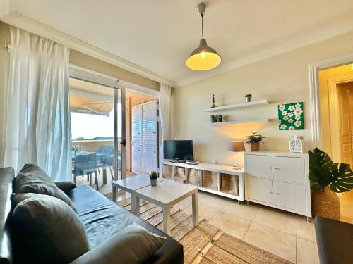 uma sala de estar com um sofá e uma mesa em Apartamento Vista Faro em Poris de Abona