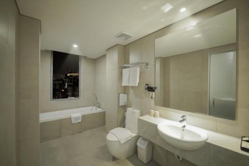 Koupelna v ubytování Front One Boutique Hotel Taman Anggrek