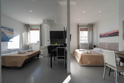 Pokój hotelowy z 2 łóżkami i biurkiem w obiekcie Napolidays Toledo Apartment By Dimorra w mieście Neapol
