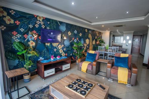 uma sala de estar com uma televisão e uma mesa em Stay at The Point - Leopards Lair em Durban
